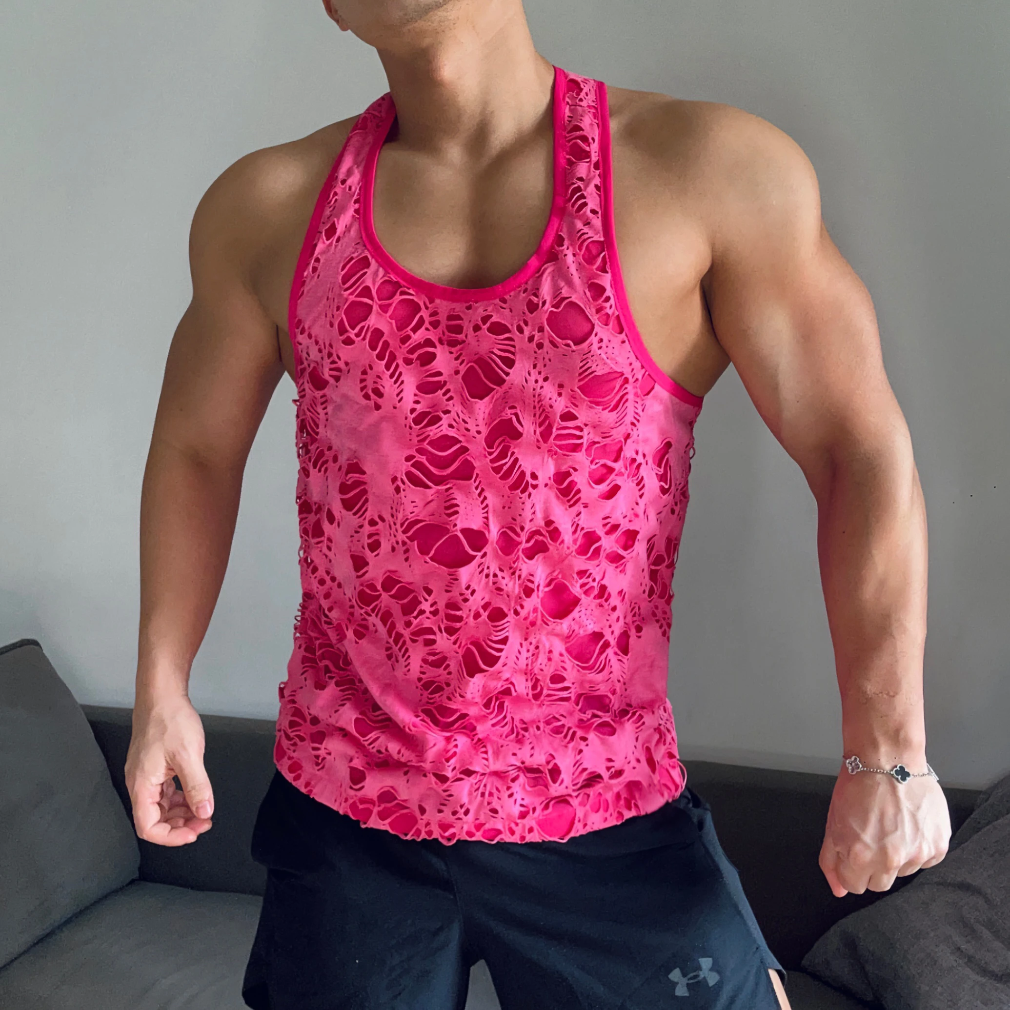 Camiseta sin mangas con agujeros para hombre, camisa Sexy con tirantes finos, color rosa, para verano