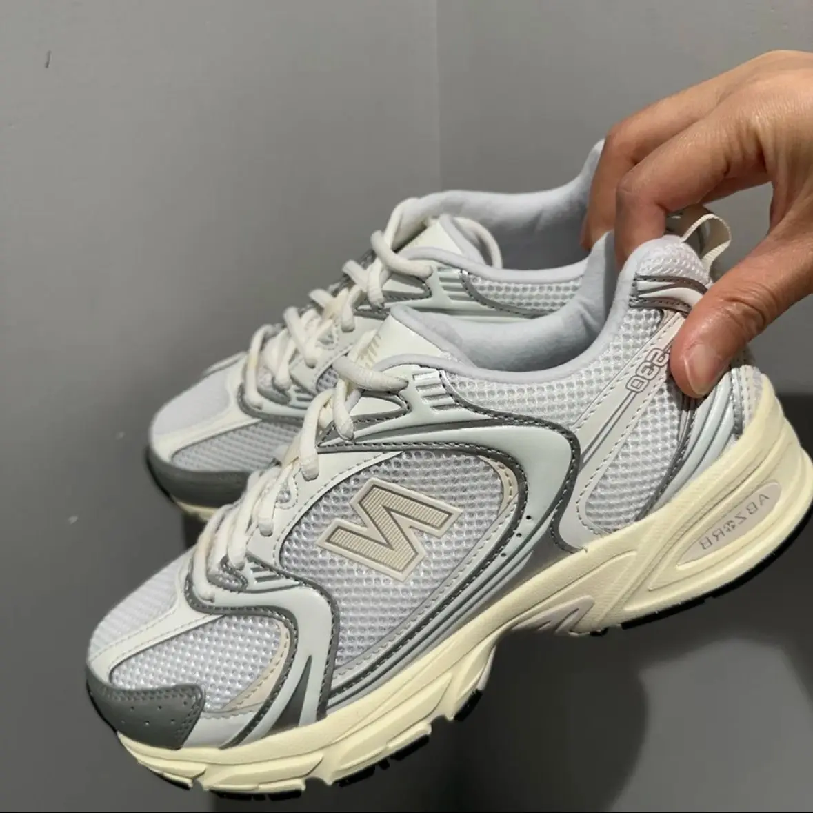 

New Balance NB 530 — удобные, универсальные, дышащие кроссовки с низким вырезом для мужчин и женщин, серебристый цвет.