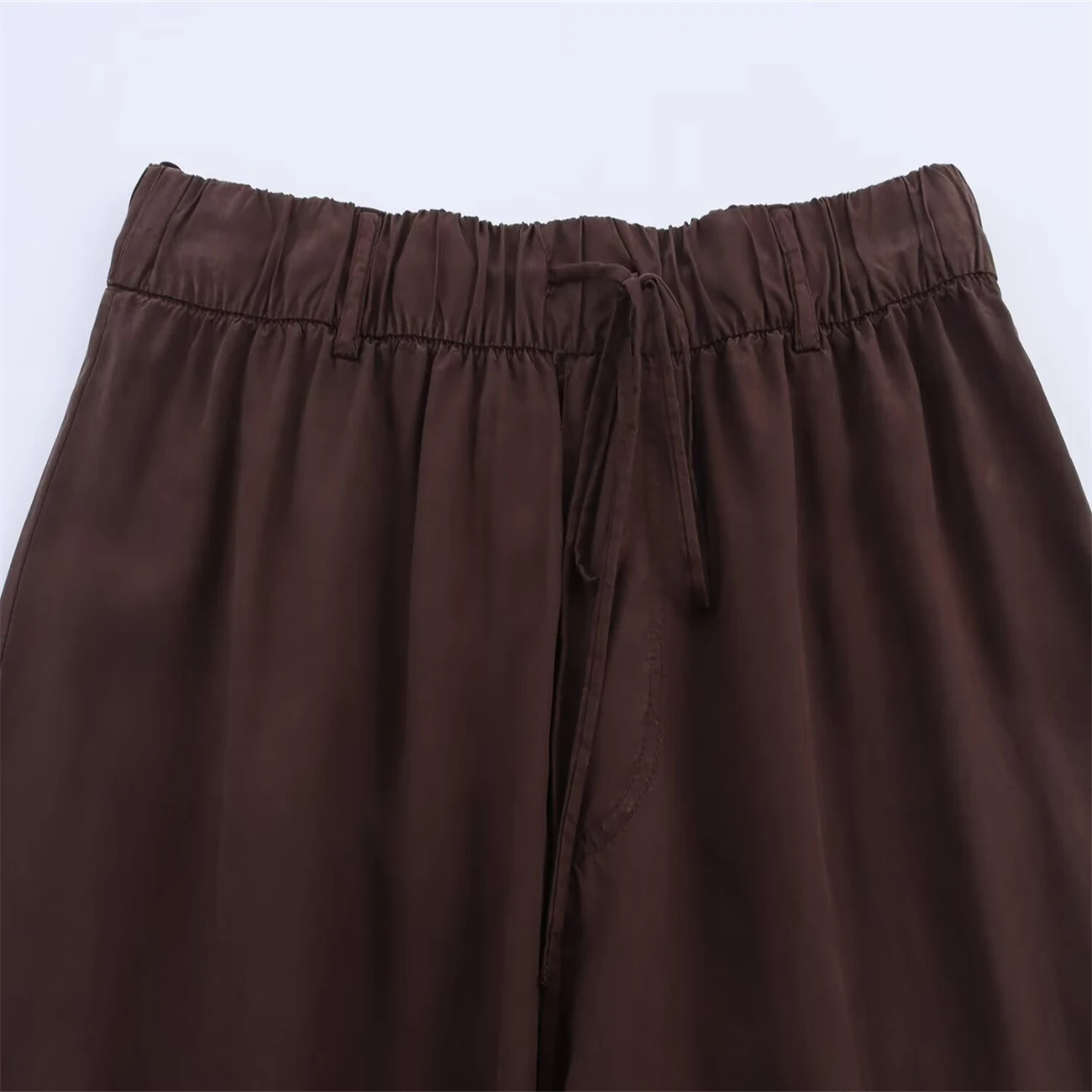 ชุดเซ็ตเสื้อคลุมยาวและกางเกงขายาวผู้หญิง รุ่นใหม่ 2025 คอเสื้อแบบแขวน ดีไซน์หรูหรา สไตล์ลำลอง