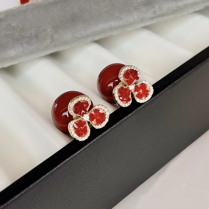 Ankela Weinrote Perlen-Kristall-Dreibeinblumen-Hängeohrringe für 2025 Damenmode-Schmuck Weihnachts-Luxus-Accessoires – Detail 5