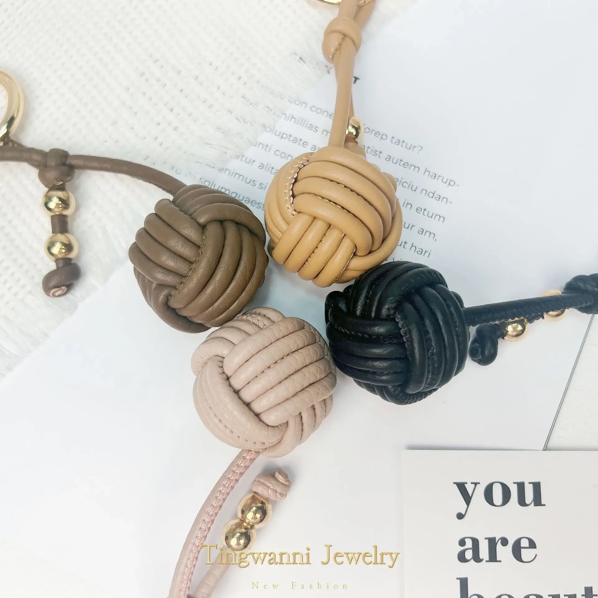 New Woven Pendant Leather Spherical Keychain Hand Woven Ball Metal Buckle Bag Pendant Couple Gift