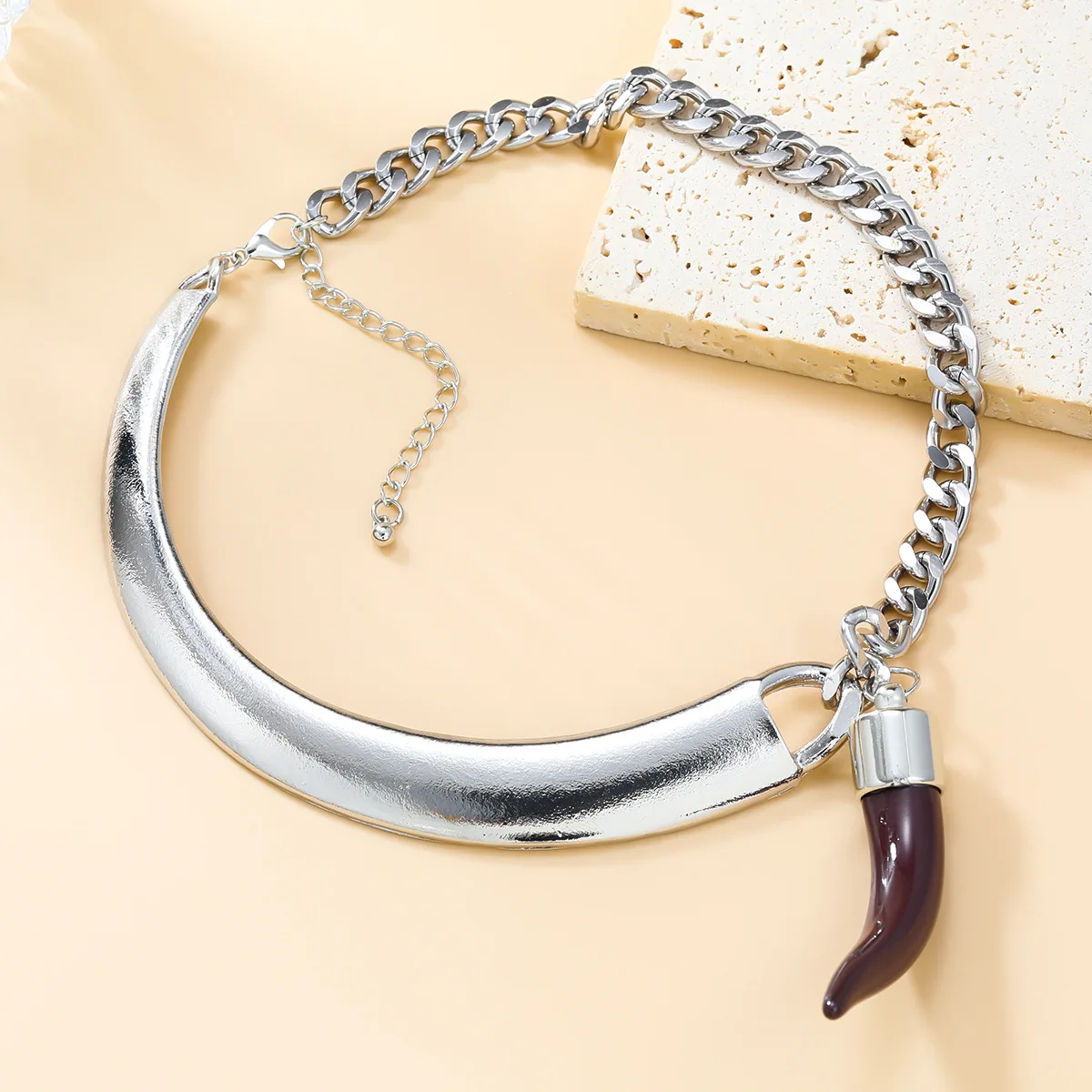 2024 Vintage Metal Choker Necklaces Cow Horn Pendant Necklace for Women Punk Hiphop Jewelry Neck Accessories