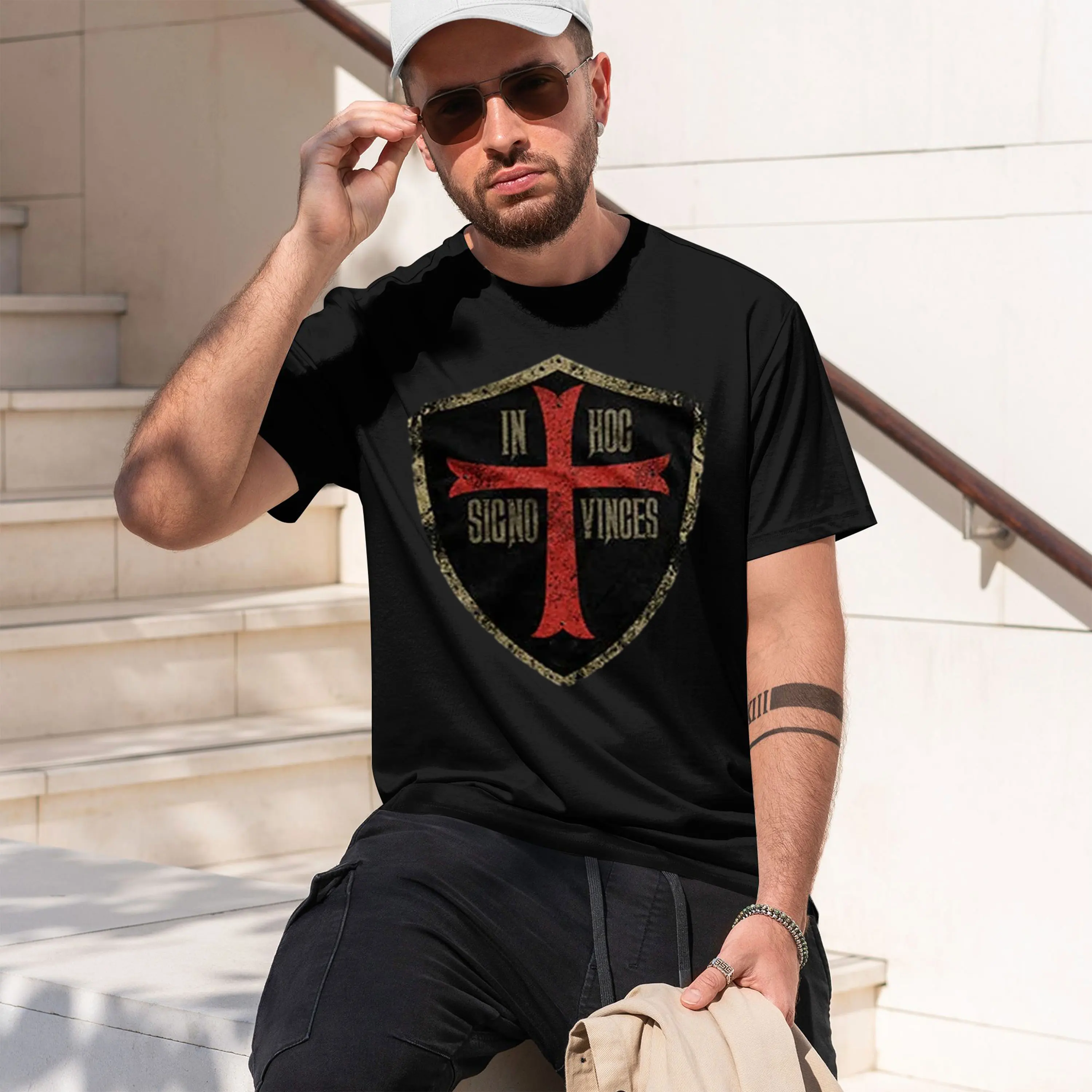 L'écriture latine dans ce signe : Conquérira. T-shirt avec croix des croisades. T-shirts décontractés à manches courtes, coupe ample, tailles S-3X, nouveau modèle 2026 Short-sl