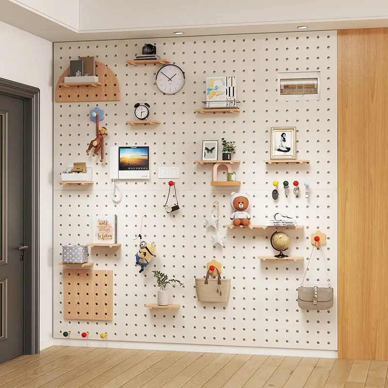 

Многофункциональная перфорированная панель-стенд из массива дерева с декоративными крючками для индивидуальной настройки.