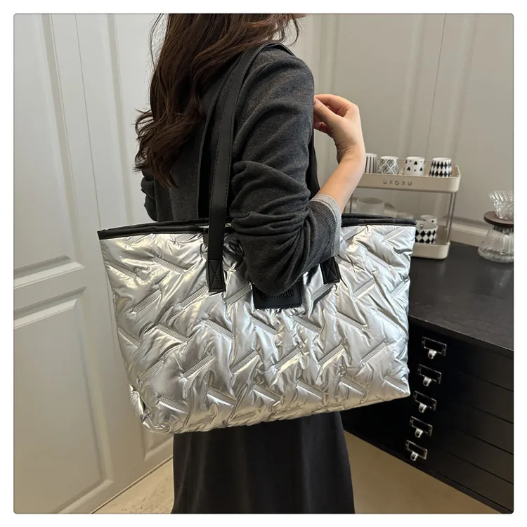 

Шикарная роскошная женская сумка через плечо 2025, мягкая стеганая сумка-тоут большой вместимости, прочная искусственная кожа, легкая для повседневного использования ​