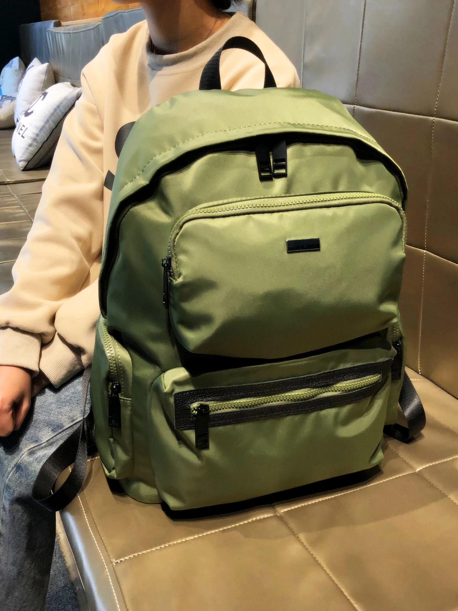 gurdier-hong-kong-brand-large-capaci-sports-outdoor-bapa-commuting-travel-student-bag-casual-simple-sle-zipper-closure
