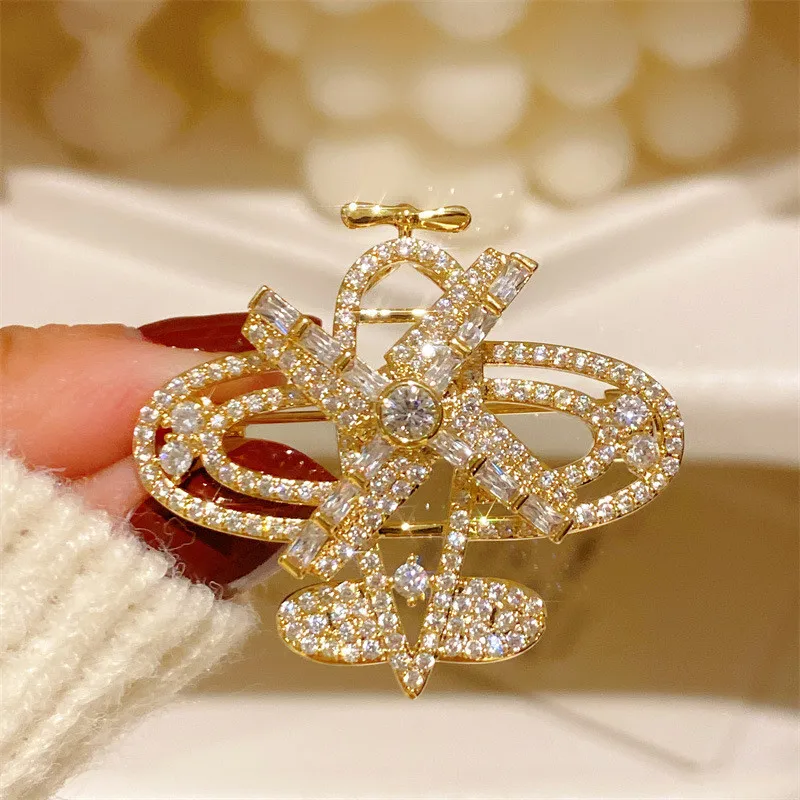 CC Cute Brooches Rotating Plane Shape Scarf Clasp Full of Zirconia Coat Pins Korea Style Temperament Suit Pin Shining Charm B302