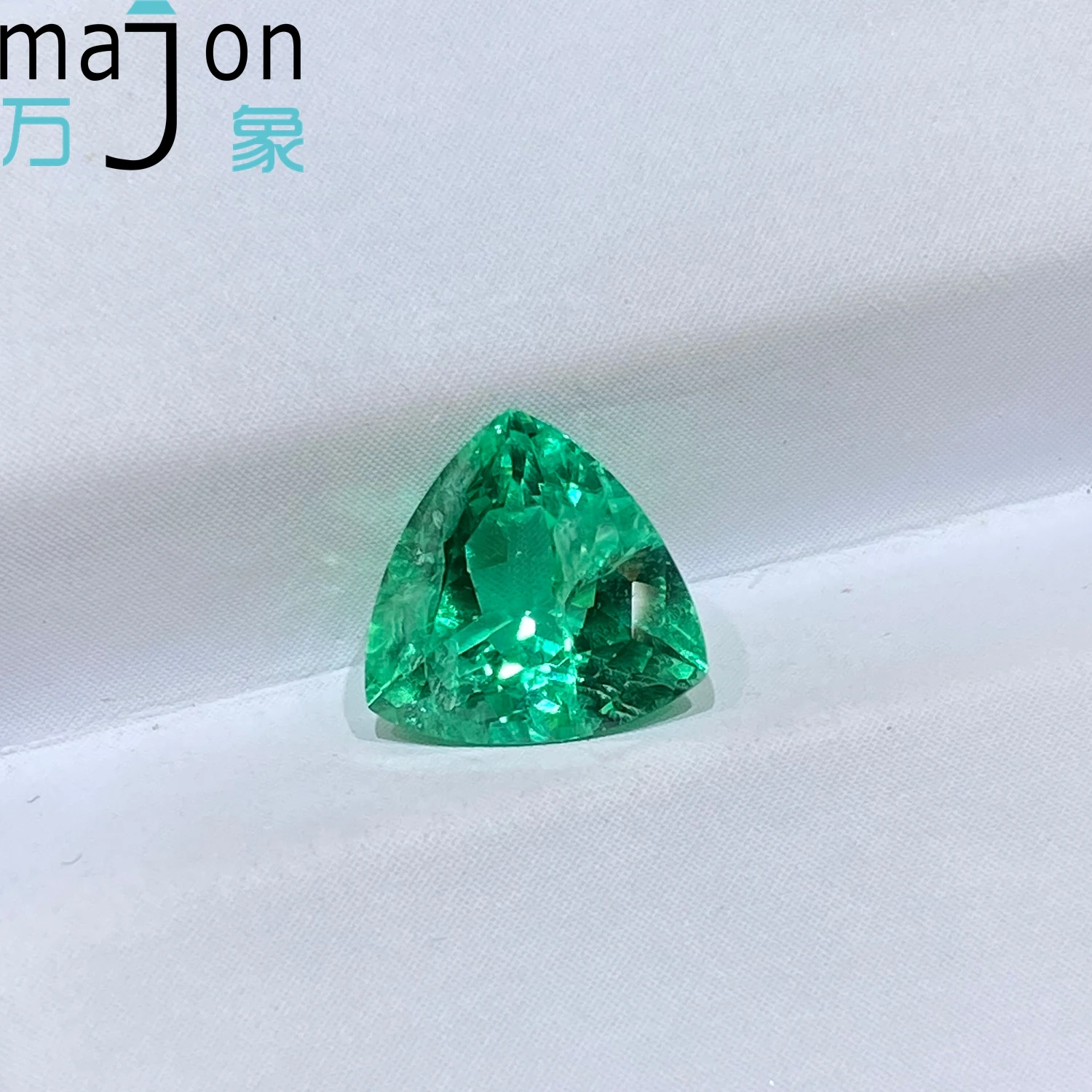 

Hand-cutting 1.5CT Lab Grown Emerald Stone Colombian Trilliant Shape With AGL Certificate for jewelry making