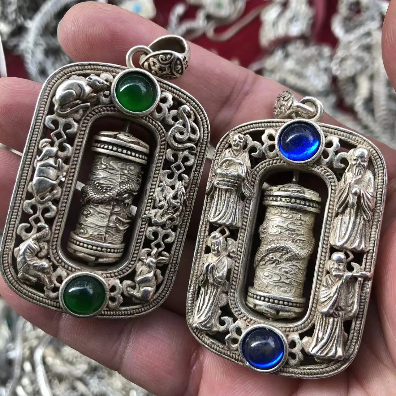 Vintage Tibetisches Silber Drehbares Gebetsrohr-Anhänger mit Grünem Edelstein Chinesisches 12-Tierkreiszeichen Ethnisches Amulett Halskette Schmuck Geschenk – Detail 4