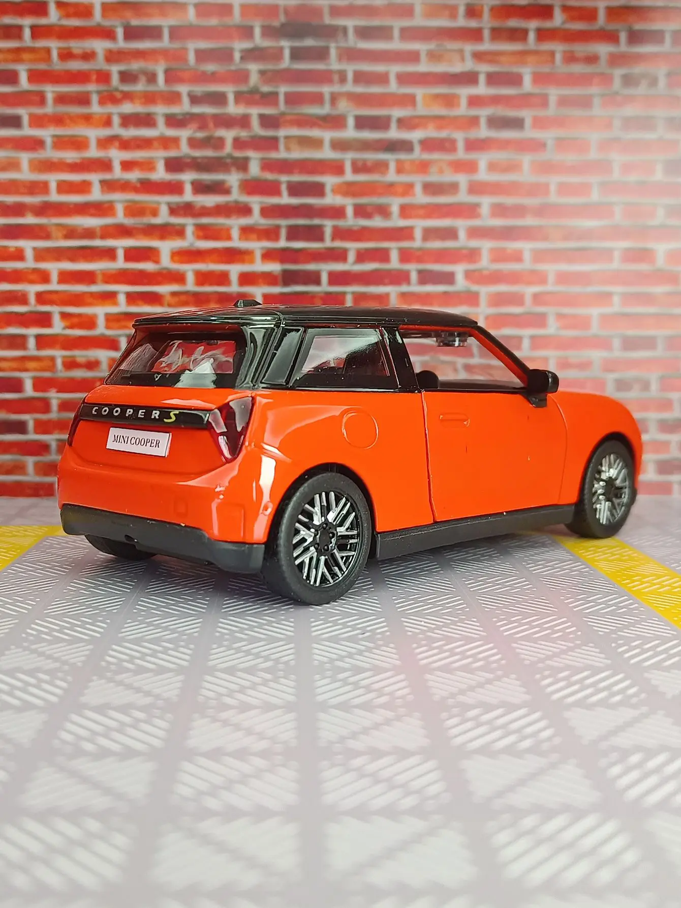 

1:28 Simulation BMW Mini New Energy Vehicle Alloy Car Model suitable for collection and can be given as a gift to friends