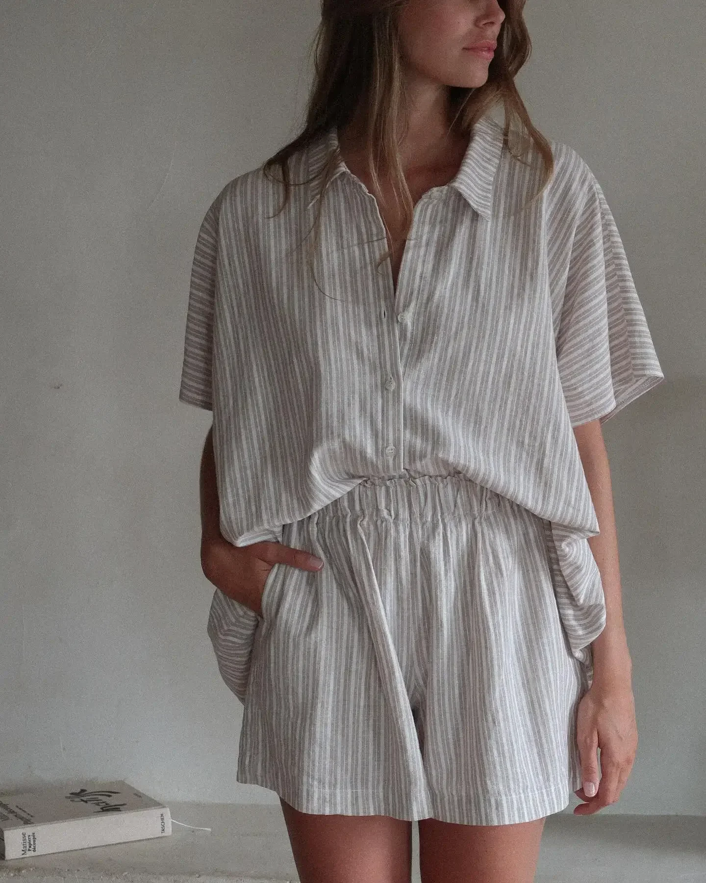 

Элегантный костюм с короткими брюками в полоску, повседневный однобортный костюм с лацканами и пряжкой, свободный комплект из 2 предметов с короткими рукавами, новинка 2023 года, летний наряд для поездок на работу