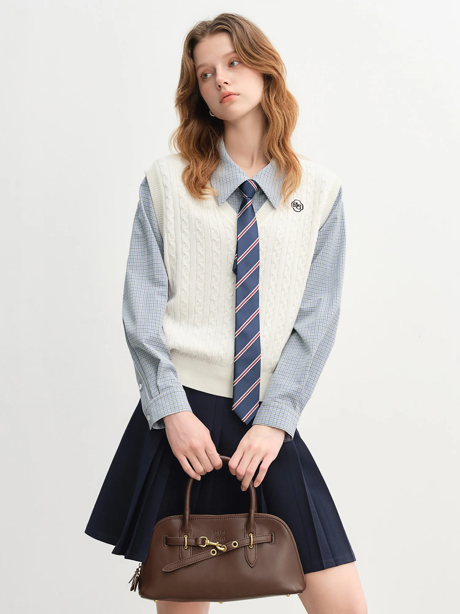 ​ DUSHU 2025 Colete feminino de malha de cabo – branco com decote em V sem mangas em camadas peça de escritório casual versátil pulôver com ajuste relaxado ​