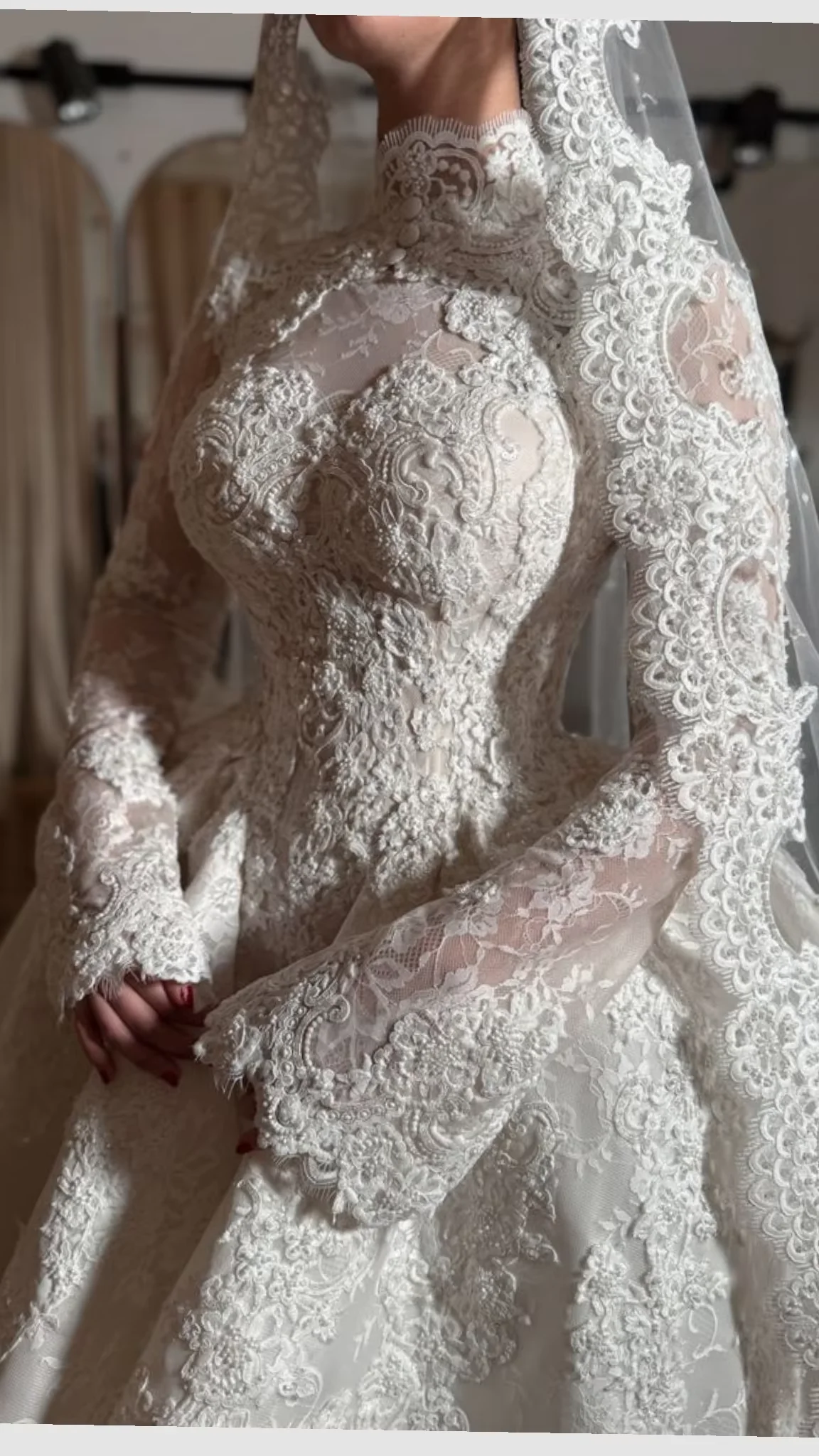 Maßgeschneidertes Luxus-Brautkleid mit hohem Kragen, langen Ärmeln, Spitze, Ballkleid-Silhouette, Kathedralenschleppe, dezentes muslimisches Brautkleid, Vestido De Novia