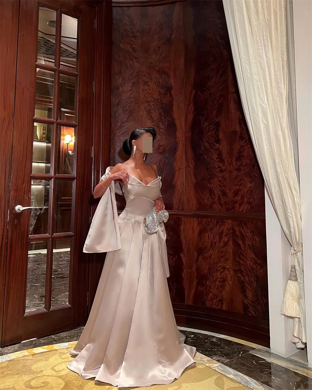 Классическое атласное вечернее платье без бретелек без рукавов по индивидуальному заказу. Изысканные трапециевидные платья длиной до пола со шлейфом для особых случаев.