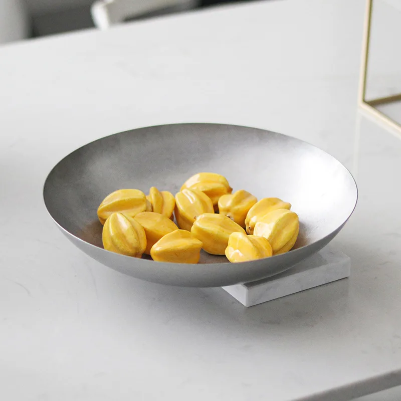 Designer irregular fruit plate semi-floating snack fruit bowl ornament Nordic light luxury home high-appearance decoration