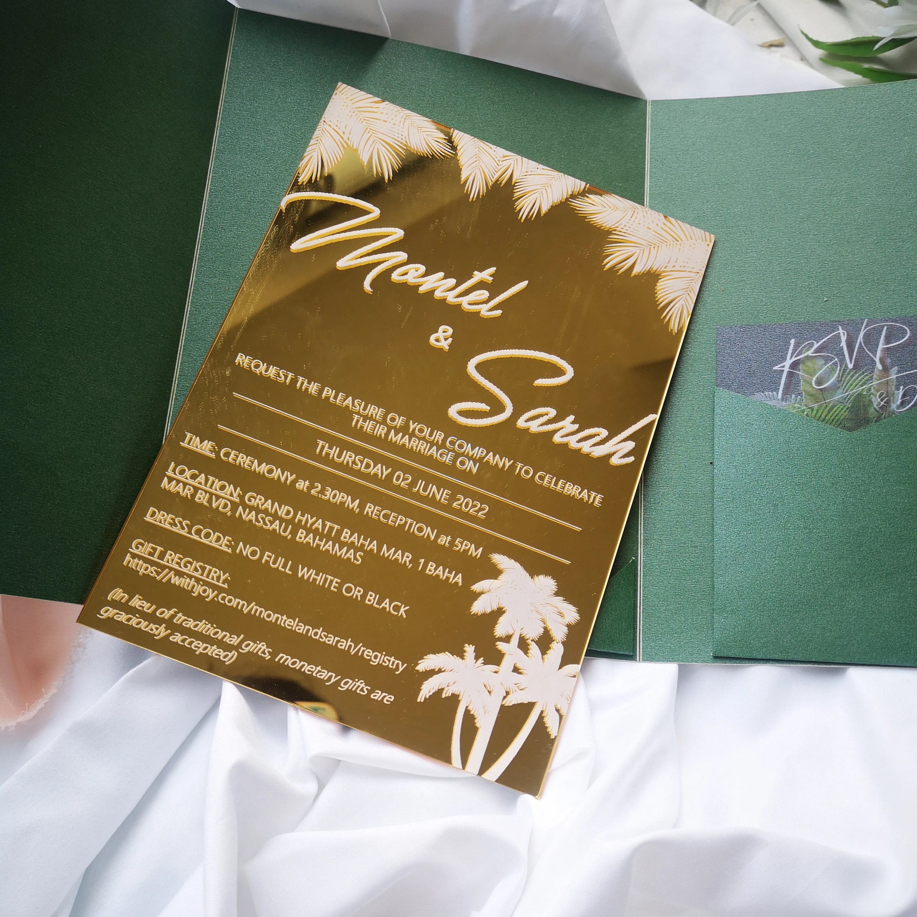 Hebreo personalizado triple soporte plegable tarjeta acrílica con un bolsillo Rsvp y un espejo de fotos dorado donde van las invitaciones acrílicas