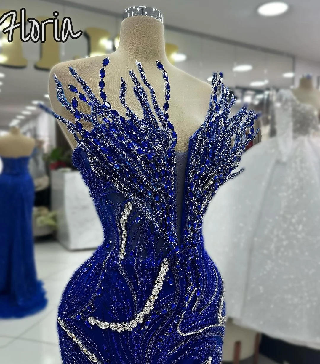 

Королевский синий Haute Couture Кристалл Индивидуальные вечерние платья с пайетками и боковым разрезом с открытыми плечами Плиссированное вечернее платье из тюля