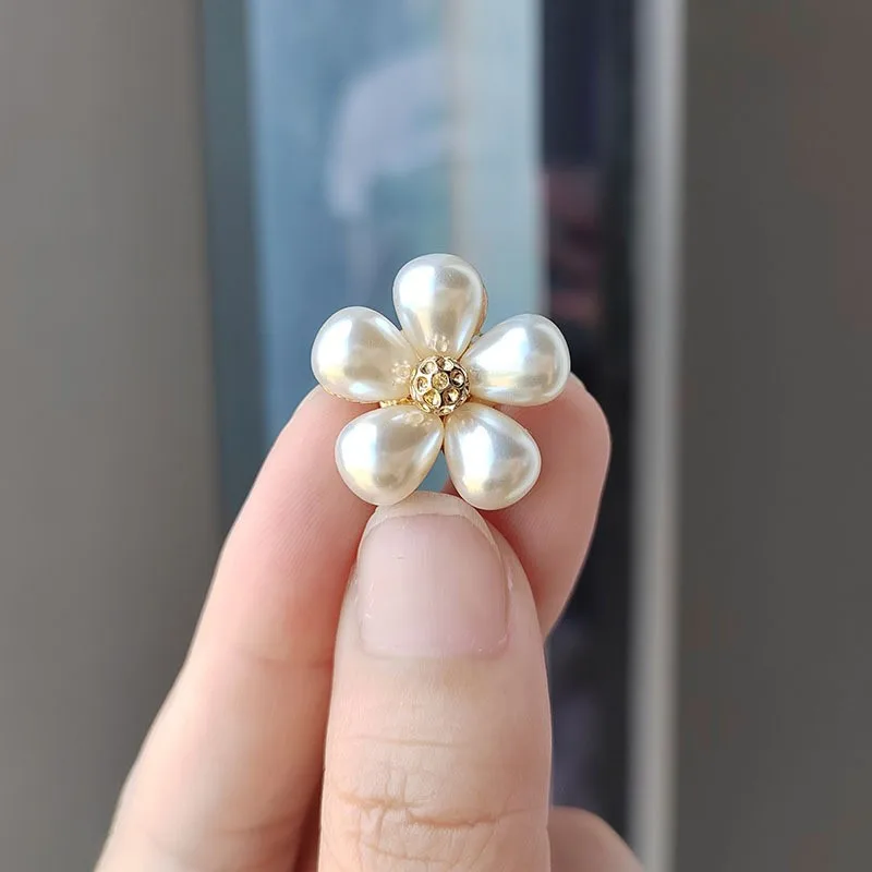 Fashion Exquisite Rhinestone Small Daisy Flower Brooches For Women Clothing Suit Trendy Female Pearl Brooch Buckle Daily Jewelry