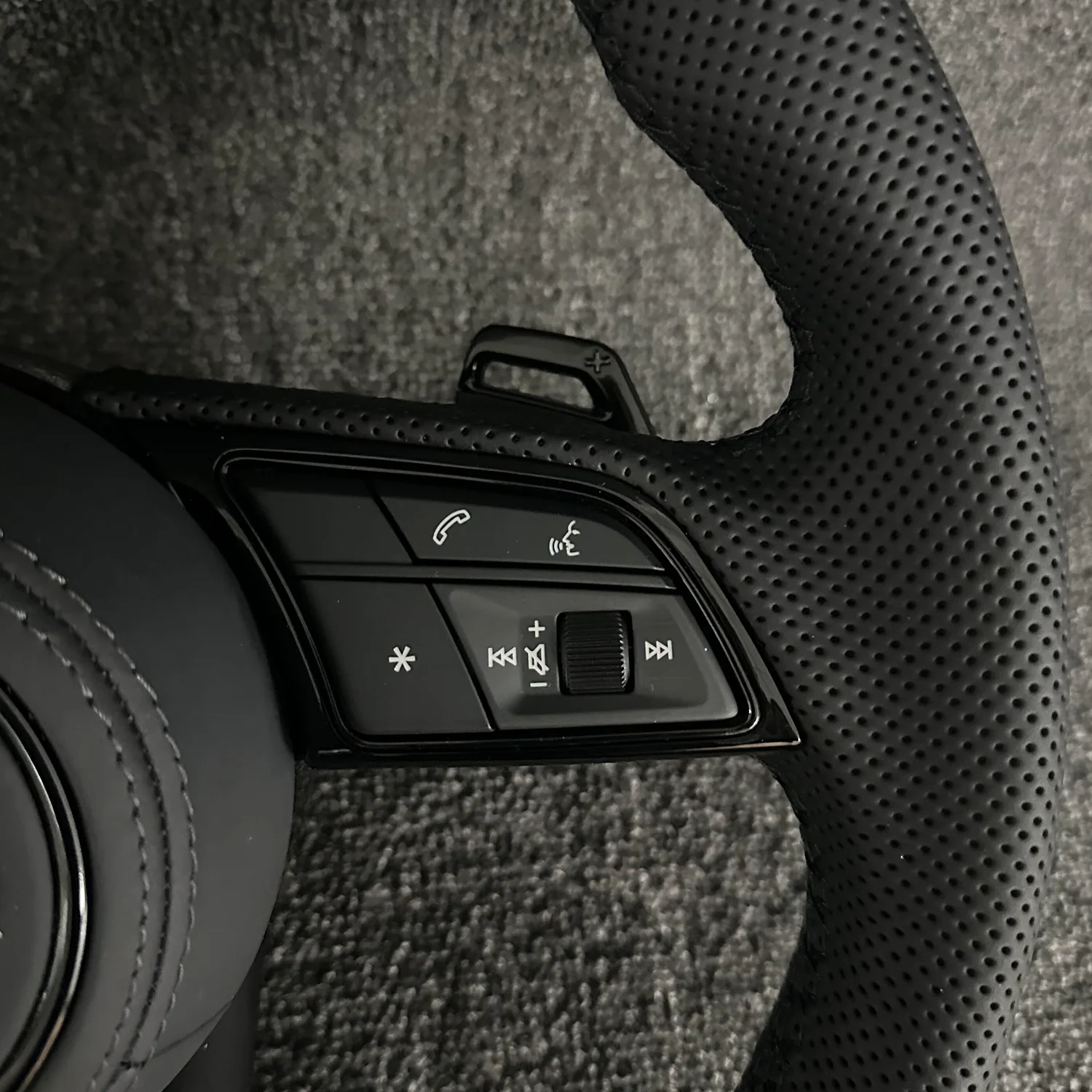 

For A1 / A3 / A4 / A5 / A6 / A7 / A8 / Q3 / Q5 / Q7 / Q8 / R8 / TT leather, suede steering wheel covers, horn covers