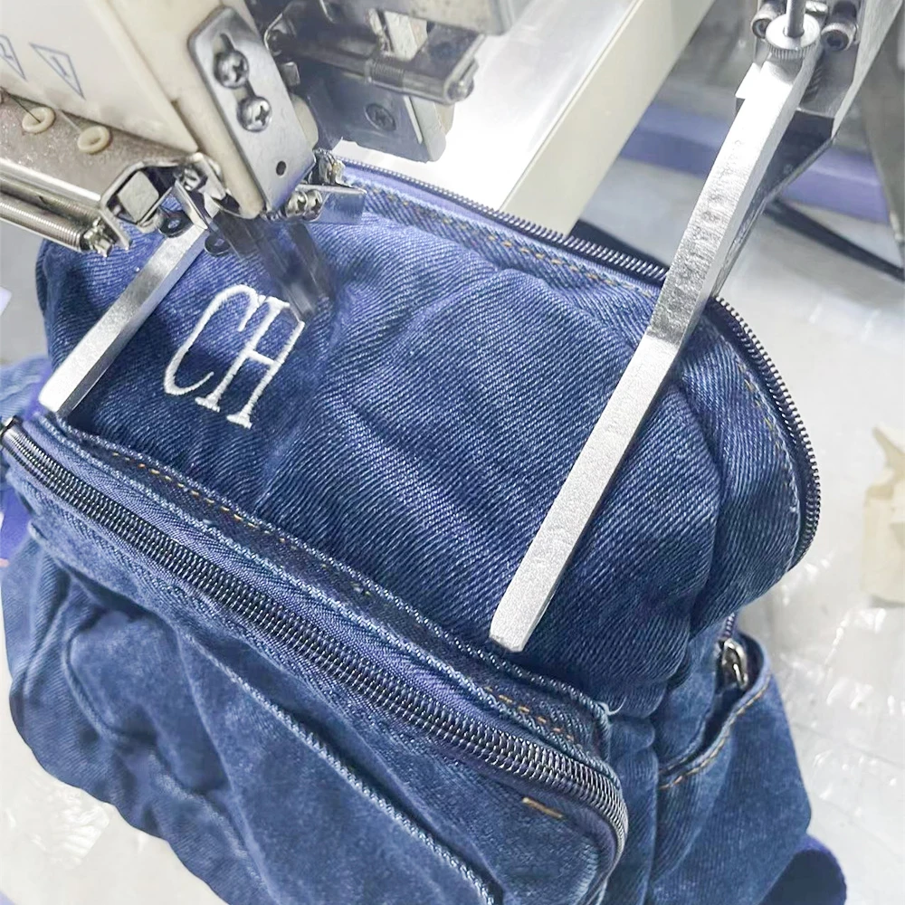 Frauen Denim Rucksack benutzer definierte gestickte Name Student ausgehende Umhängetasche personal isierte einfache Denim kleine Rucksäcke