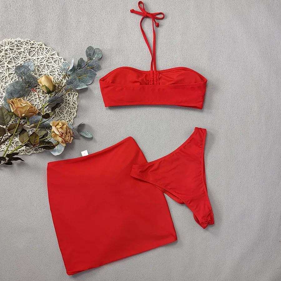 Conjuntos de Bikinis de flores 3D de color rojo liso, traje de baño de 3 piezas, faldas para cubrir, traje de baño Sexy para mujer, ropa de playa 20225, Bikini con cuello Halter para mujer