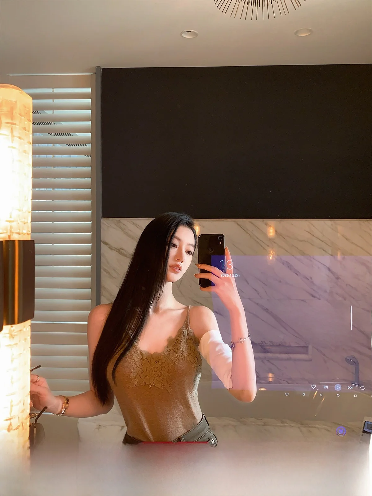 

Женская облегающая майка-топ Zeng с кружевной отделкой и V-образным вырезом из шерстяной смеси, нежная, для ношения под одеждой, коллекция Gentle Sle Spring