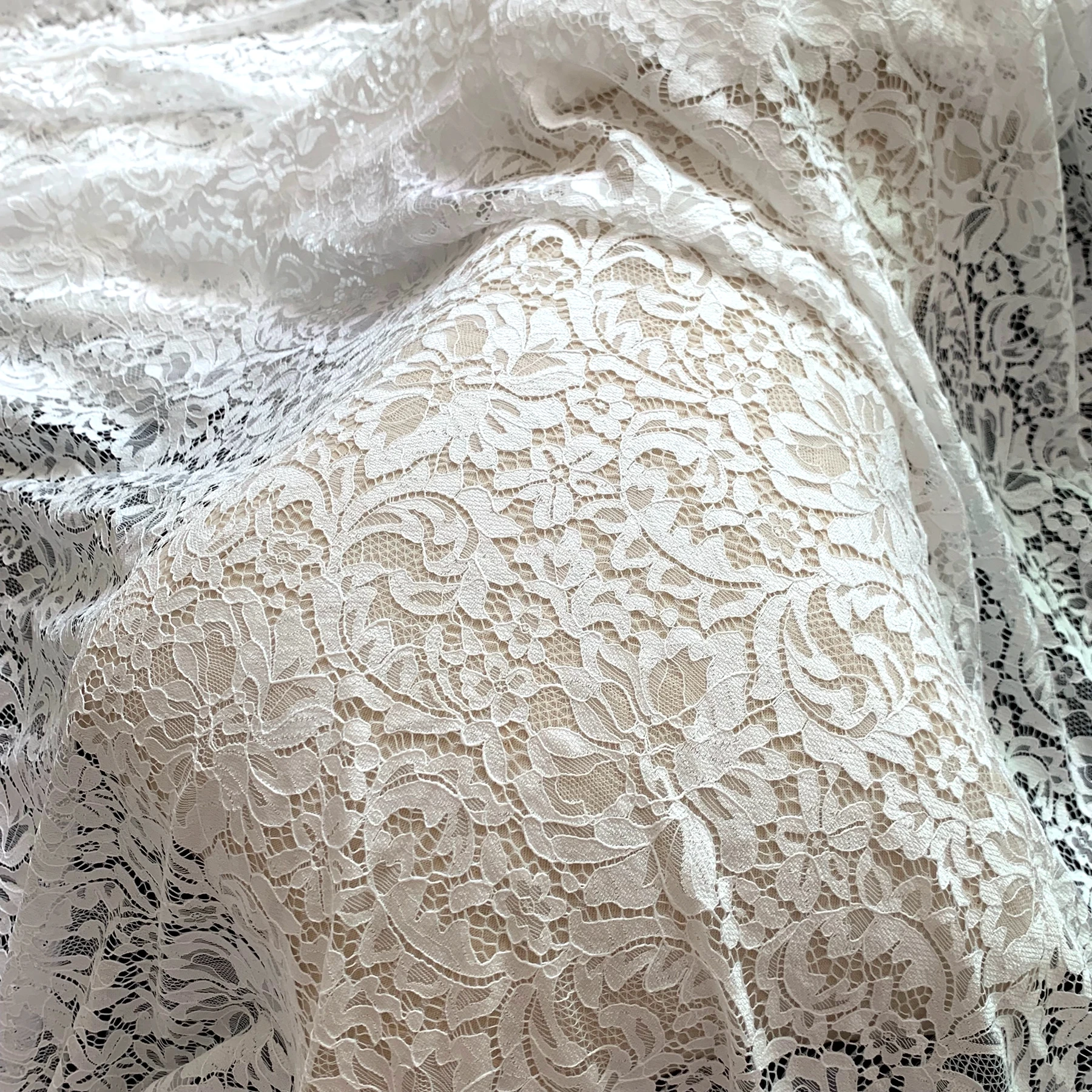 

Высококачественная французская кружевная ткань шириной 150 см с цветочным принтом и белыми ресницами, 1 шт. = 1,5x3 м, 2022 г.