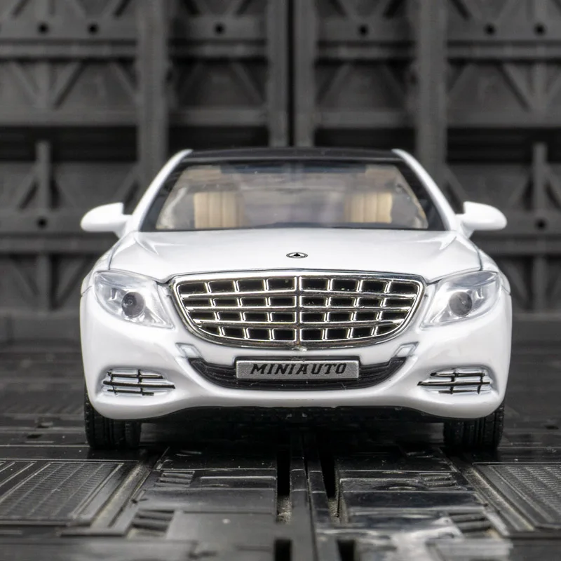 1:32 Puertas de modelo de carro de liga simulada Maybach S650 e capô do motor, o porta-malas pode ser aberto tem som e iluminação