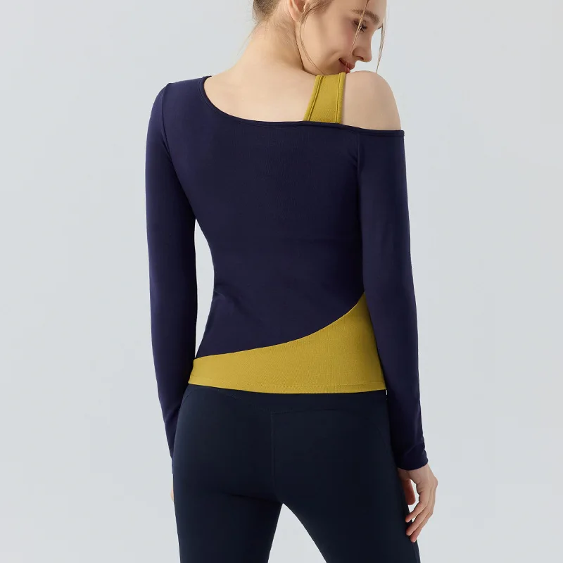 تي شيرت رياضي بأكمام طويلة مع وسادة صدر بألوان متباينة بدون أكتاف للياقة البدنية للنساء