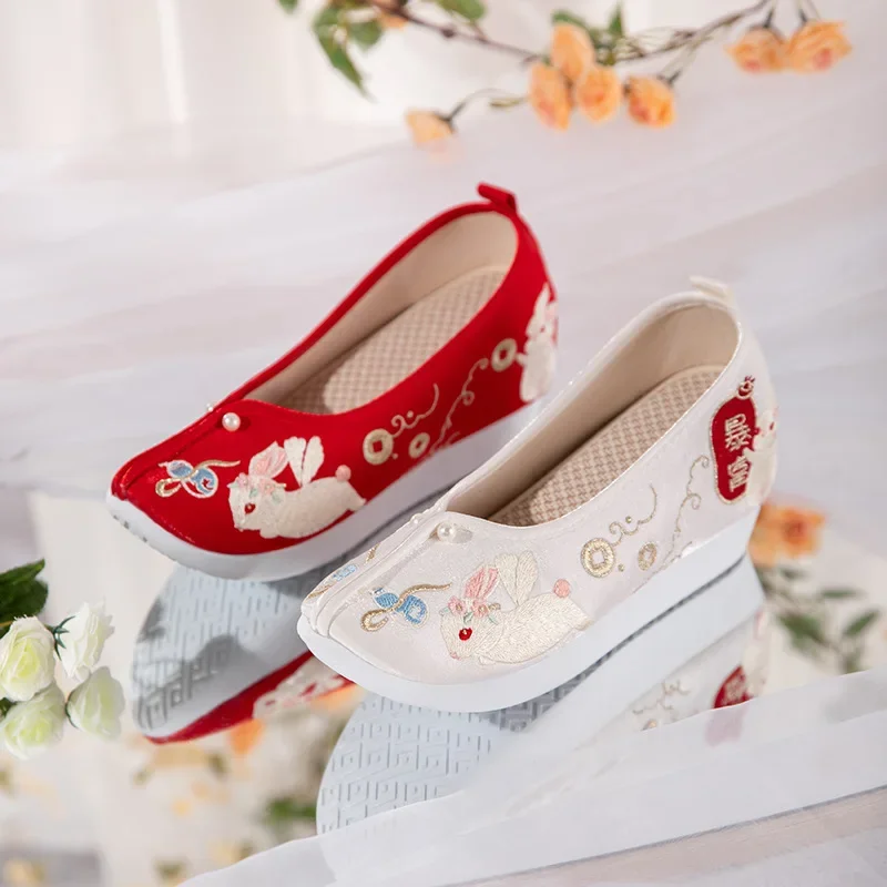 

CY236 2024 Summer New Style Embroidery Shoes Female Round Head Shallow Mouth Rabbit Year National Wind Hanfu Shoes Female