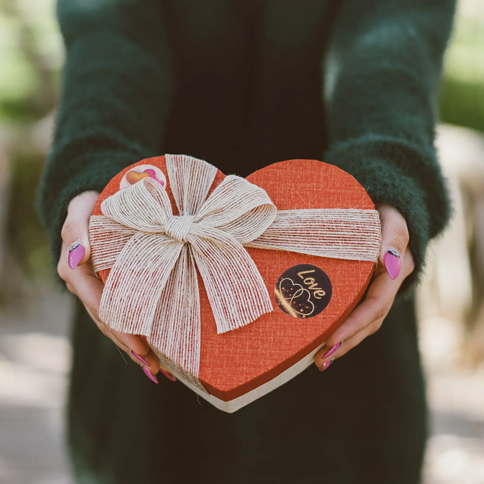 

2 Rolls Valentine's Day Packing Stickers Romantic Elegant Design Decorative Sealing Labels for Gift Boxes Bags Bouquets Mall