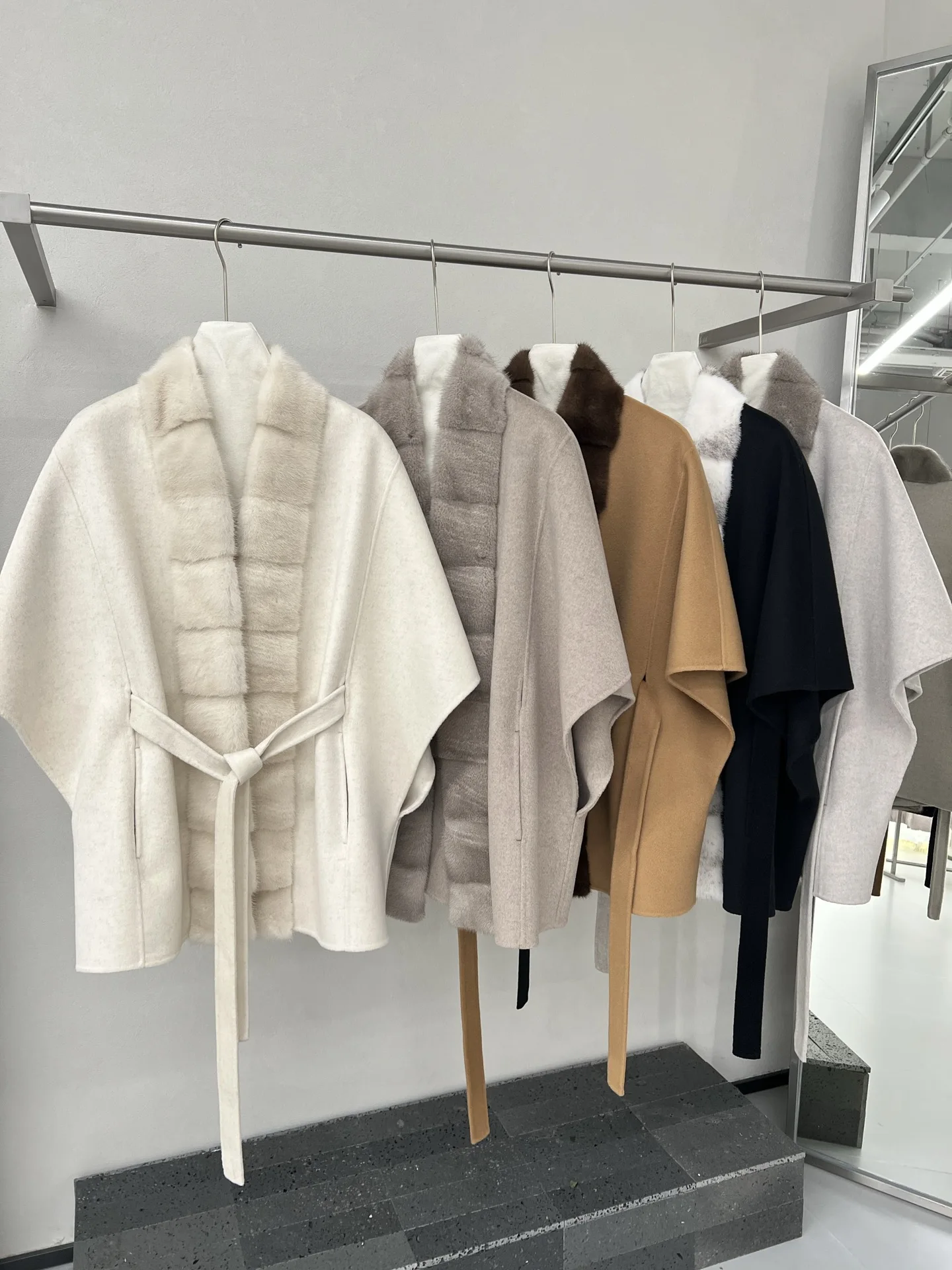 New High-Quality, Stylish Cashmere Cape (Autumn/Winter Collection) – One Size Fabric: High-Count Blend (10% Cashmere, 90% Wool)