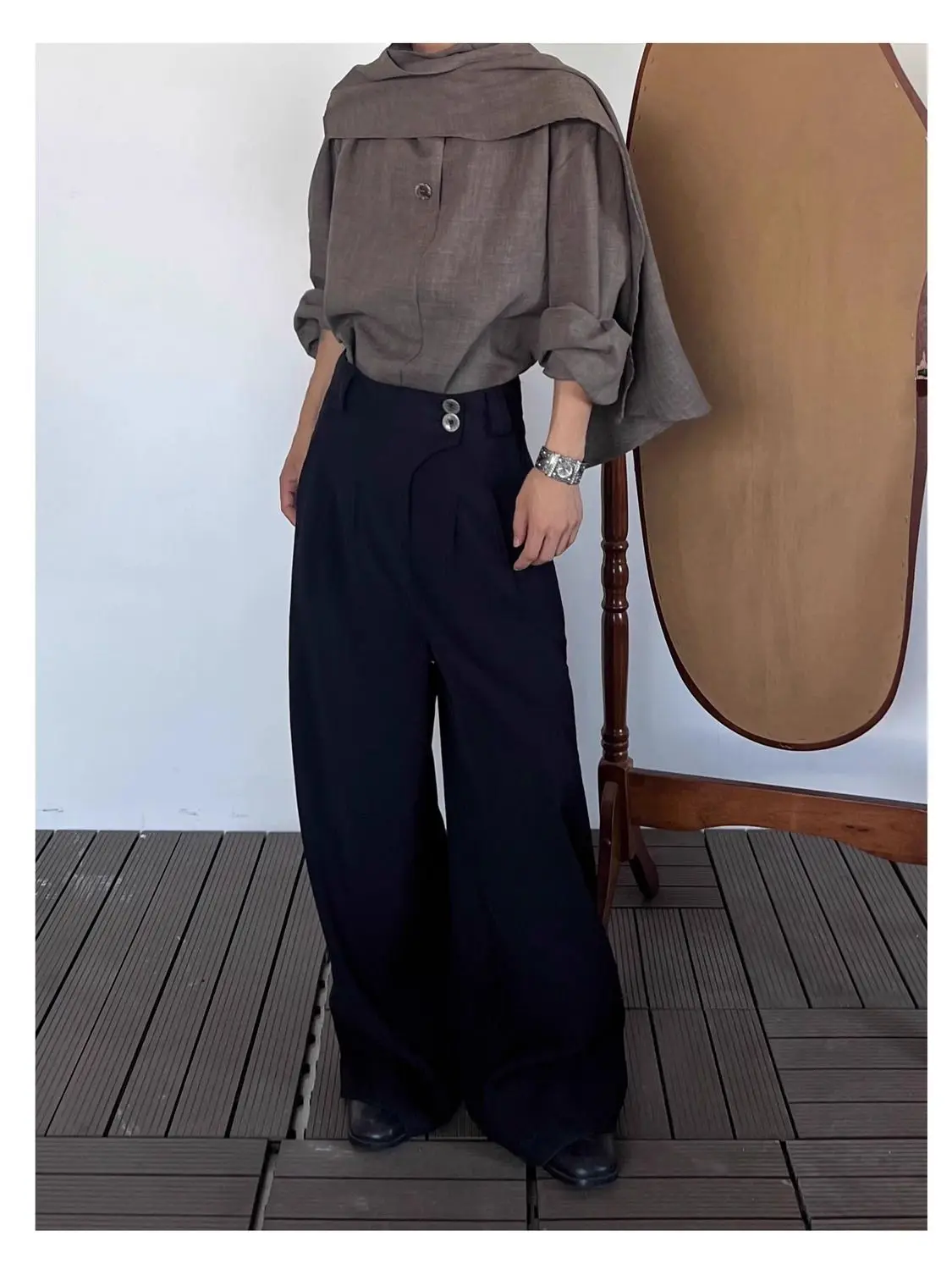 

Мужской минималистичный комплект из двух предметов: рубашка с асимметричным воротником и широкие брюки