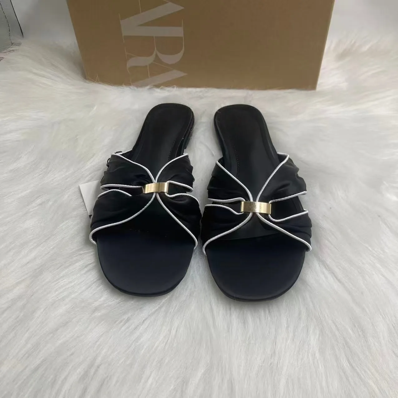 

Элегантные туфли Bloomsteps на низком каблуке с закрытым носком, на ремешке сзади, с неглубоким вырезом