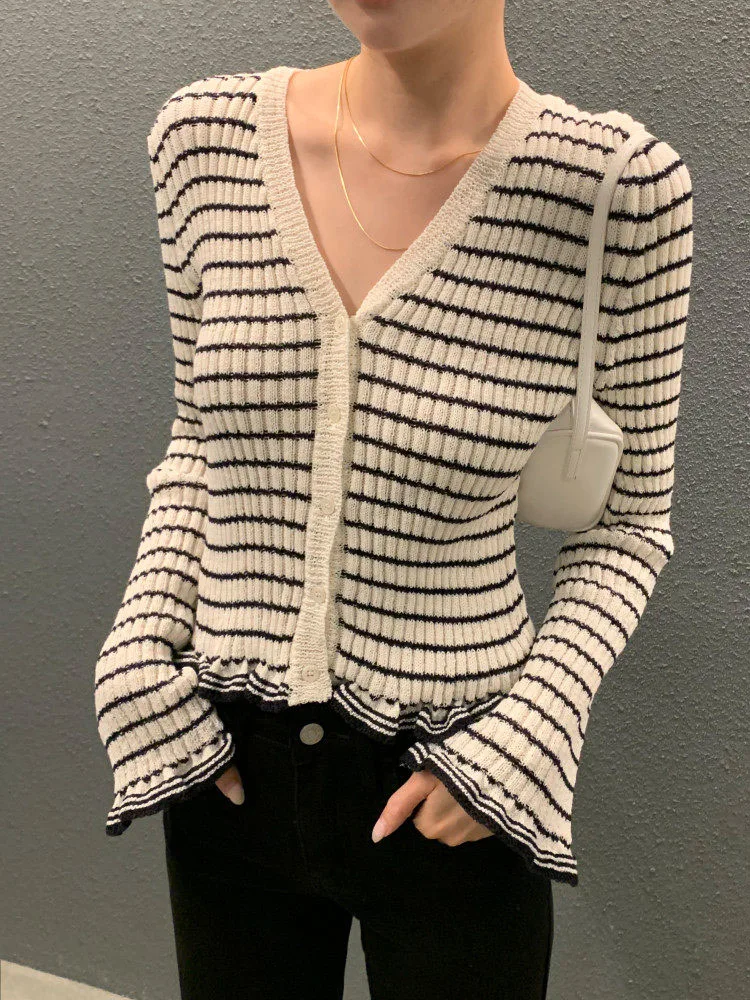

Корейский стиль: Новый женский вязаный кардиган с цветными блоками и полосками, V-образным вырезом, длинными рукавами и оборками, шикарный облегающий свитер для весны