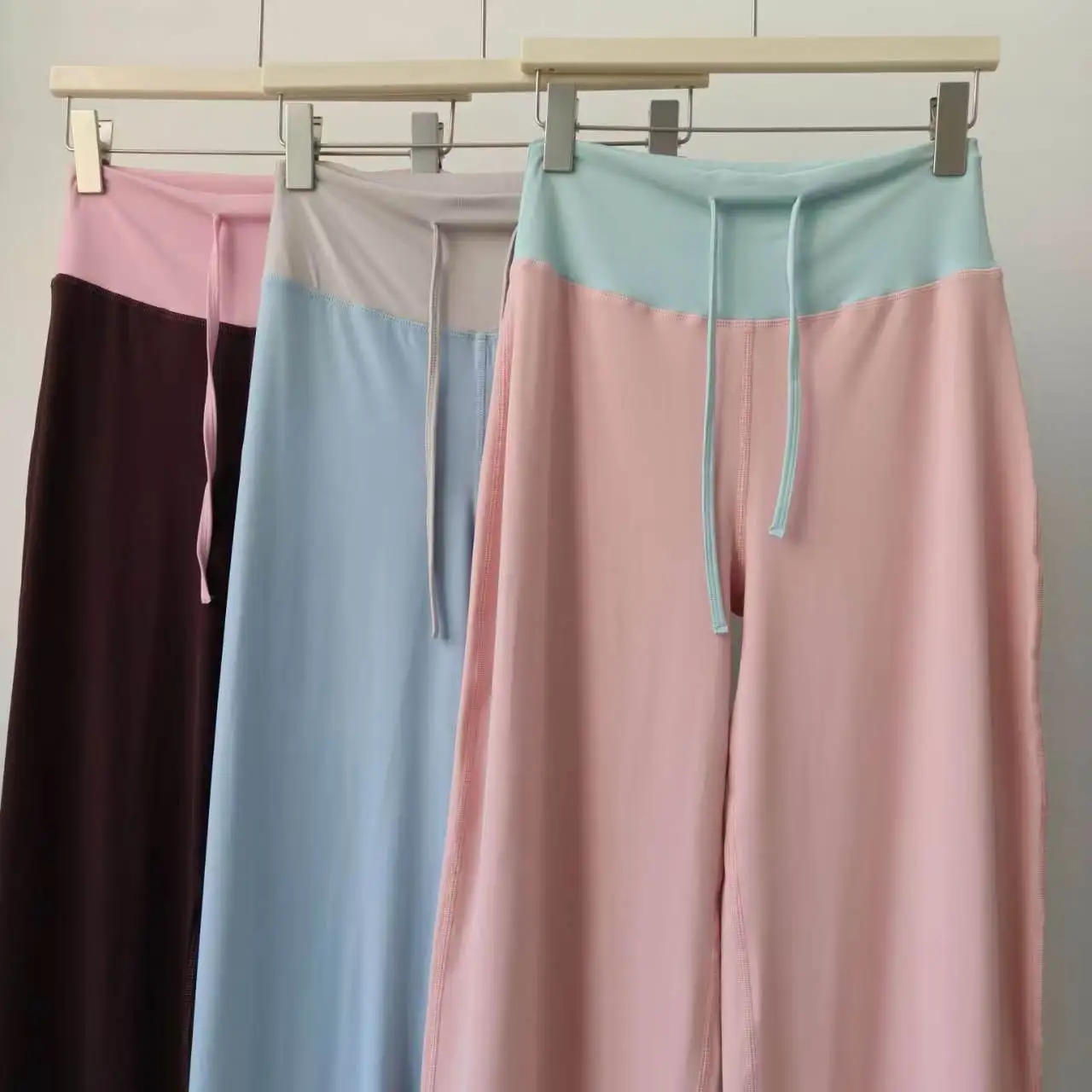 Kontrastfarbene Sporthose für Damen, Leggings mit hoher Taille, figurformende Yoga-Hose, lockere Pilates-Trainingshose, gerade geschnittene Fitnesshose. – Detail 6