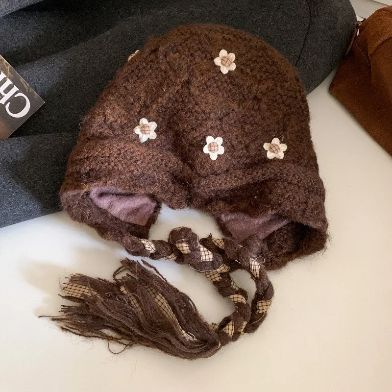 Koreanische gestrickte Blumenmütze, süß und niedlich, warme Fliegermütze, vielseitige Wintermütze mit Zopf und Quaste, gebundene Ohrenschutz-Beanie-Mütze – Detail 3