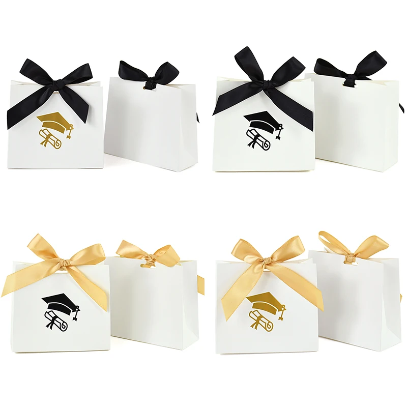 

Bachelor Hat Pattern White Paper Gift Box Bag With Ribbon for 2024 Graduation Party Candy Chocolate Snacks Packaging Boxes Bags