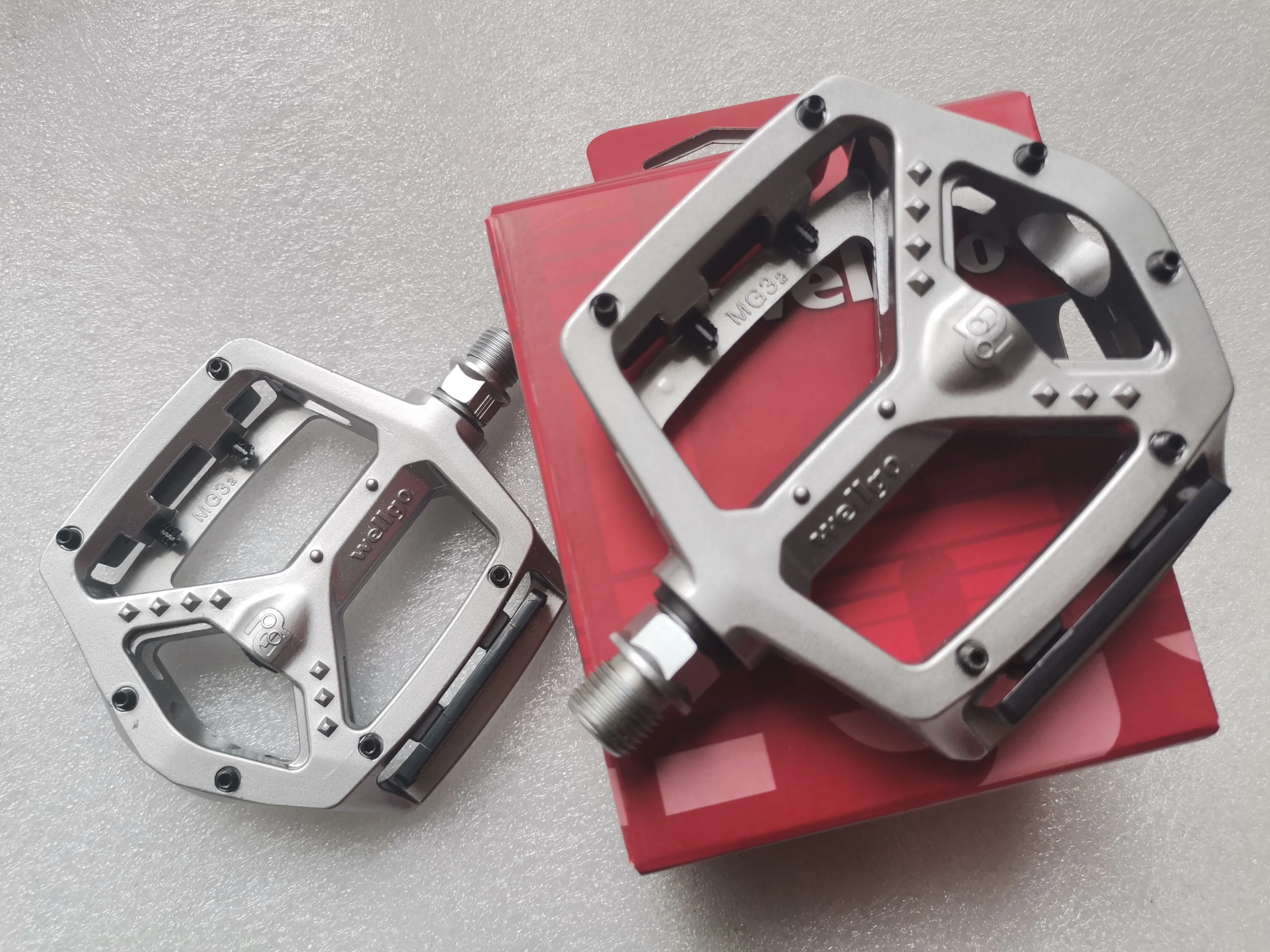 WELLGO MG32 MG-32 MAGNESIUM PEDALS PAIR 320g MTB BMX DH AM NEW IN RETAIL BOX SILVER