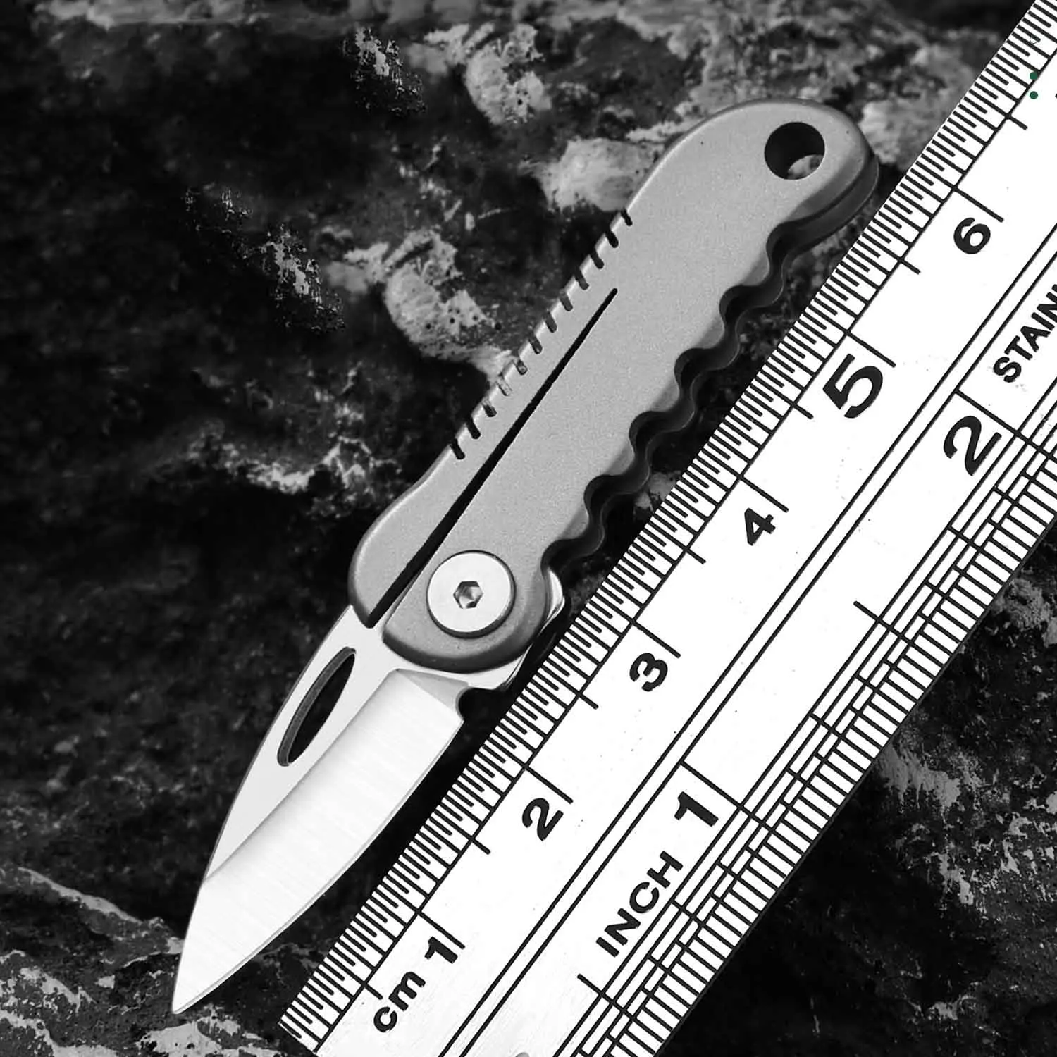 MINI Titanium Alloy Folding Knife Keyhole Can Be Opened 7Cr Steel Blade EDC Portable Keychain Pendant Unpacking Express Gadge