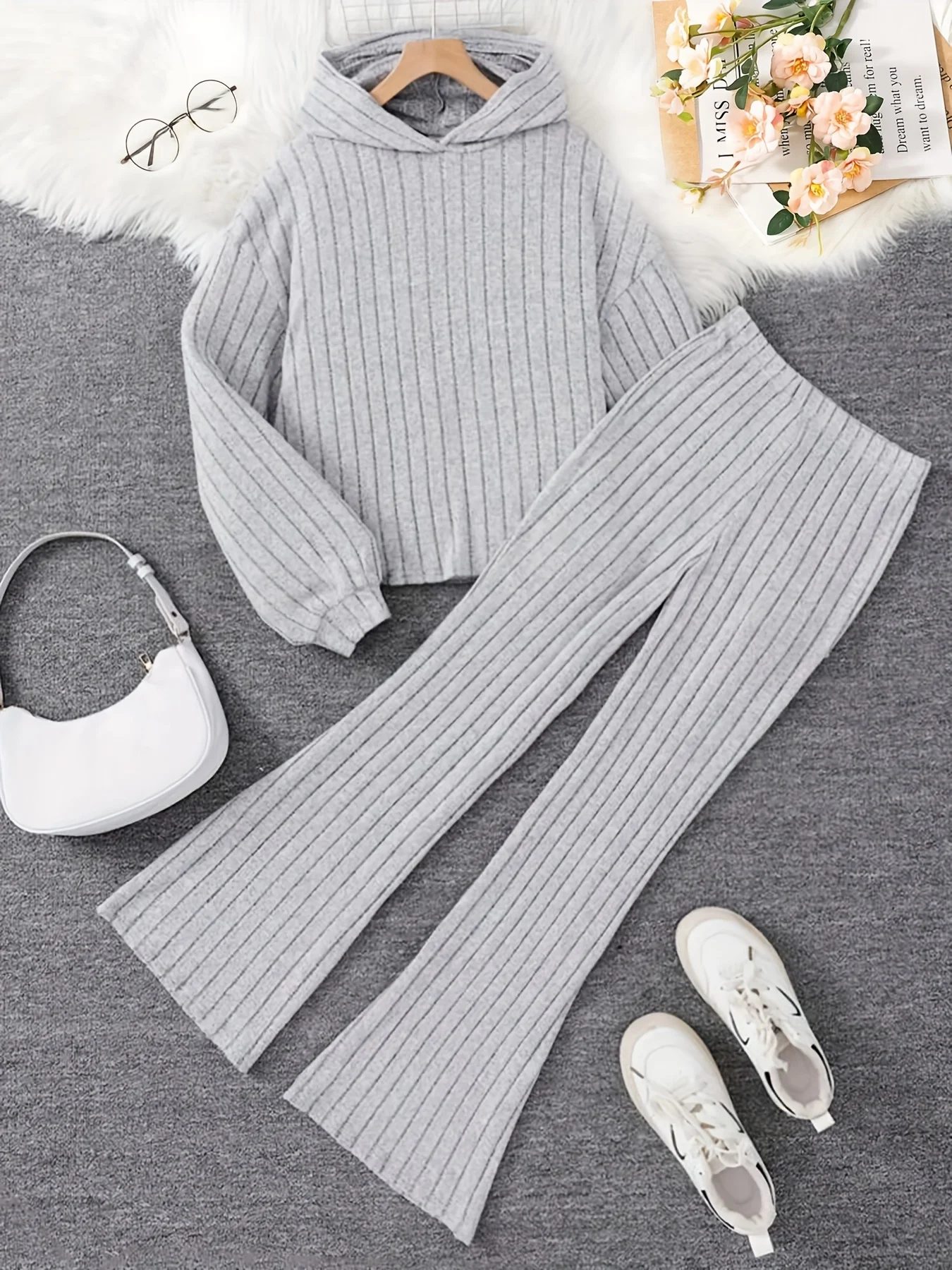 Mädchen-Herbst-Freizeitoutfit: Zweiteiliges Set aus Kapuzenpullover und ausgestellter Hose in einfarbigem Grau, geeignet für die Freizeit zu Hause und Ausflüge im Herbst, vielseitige Kleidung. – Detail 3