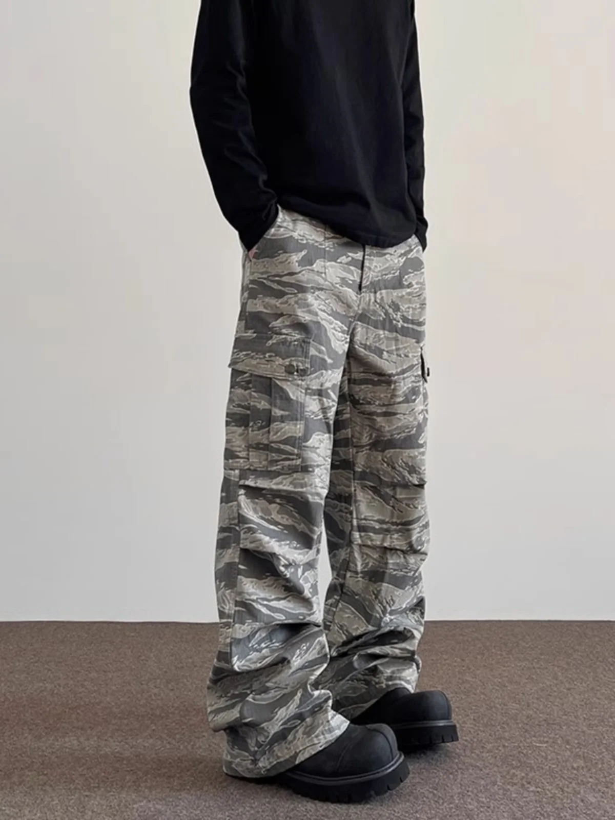 

Повседневные свободные брюки прямого кроя с плиссировкой и камуфляжным принтом для мужчин, модные уличные рабочие брюки, молодежные брюки с динамичным узором
