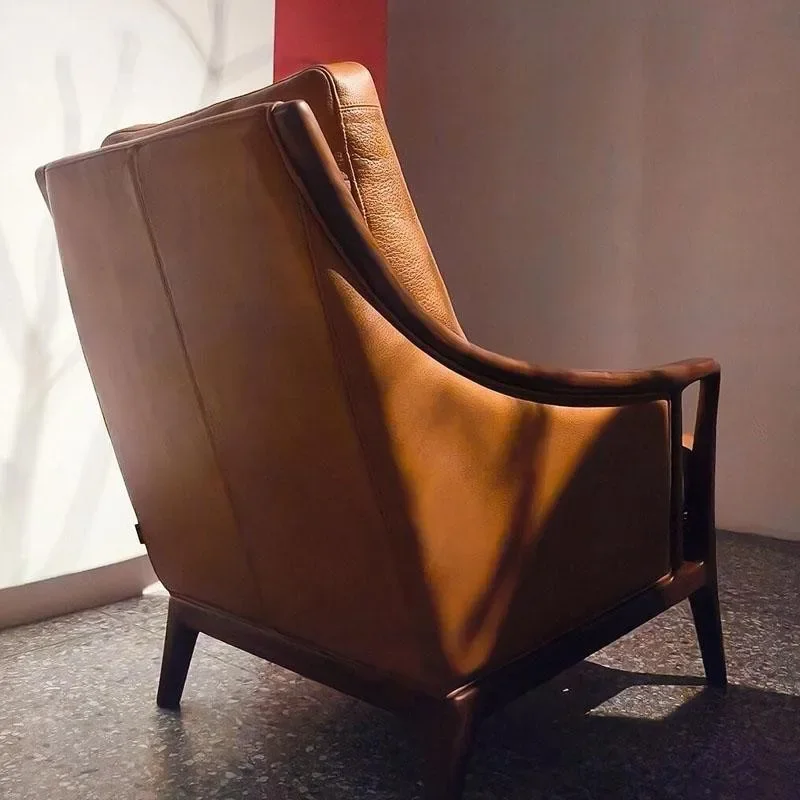 ZQカスタマイズ可能な家具レザーソファ新しいリビングルームバルコニーチェア中国産ウォールナットシングルブラックスカンジナビア風椅子