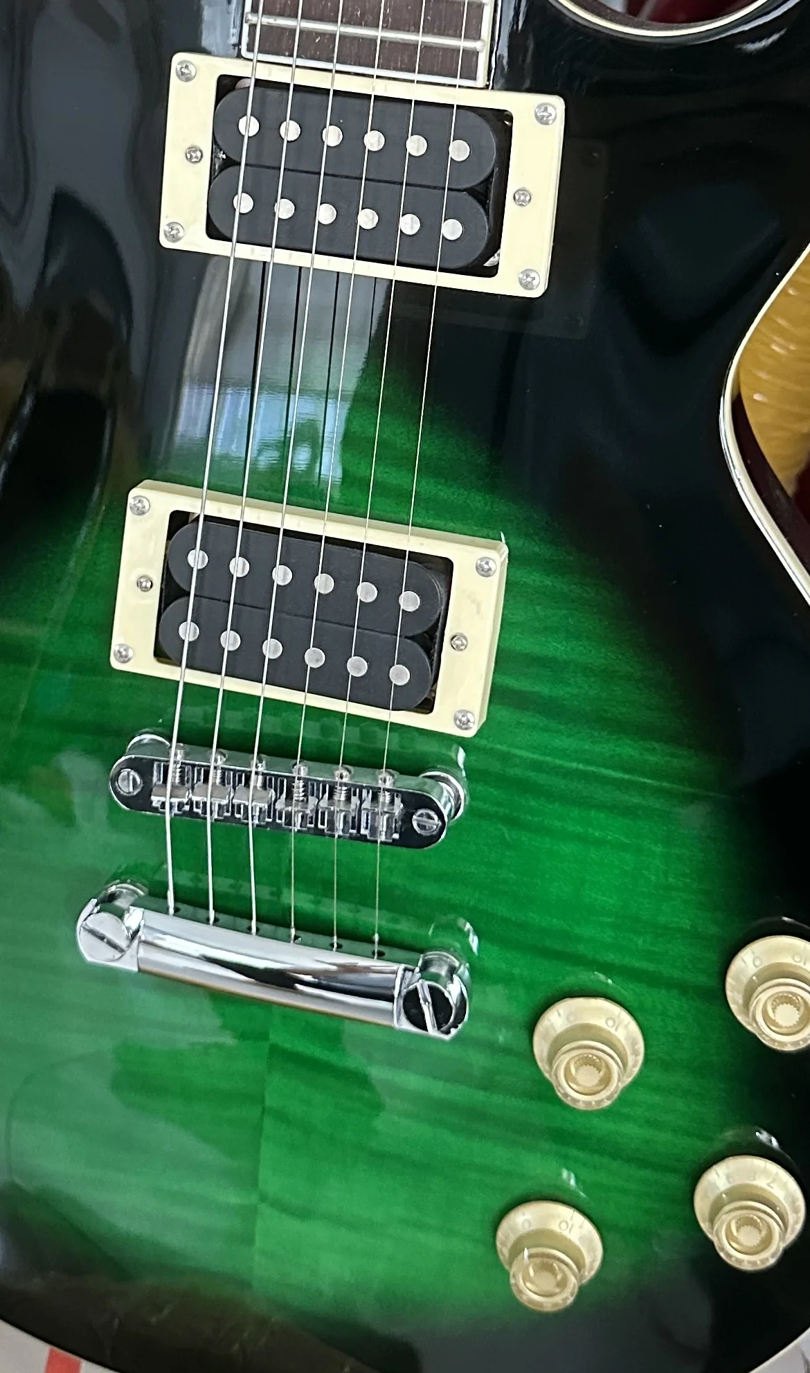 Standard electric guitar, python green tiger pattern gradient color, signed, green retro tuner, lightning package