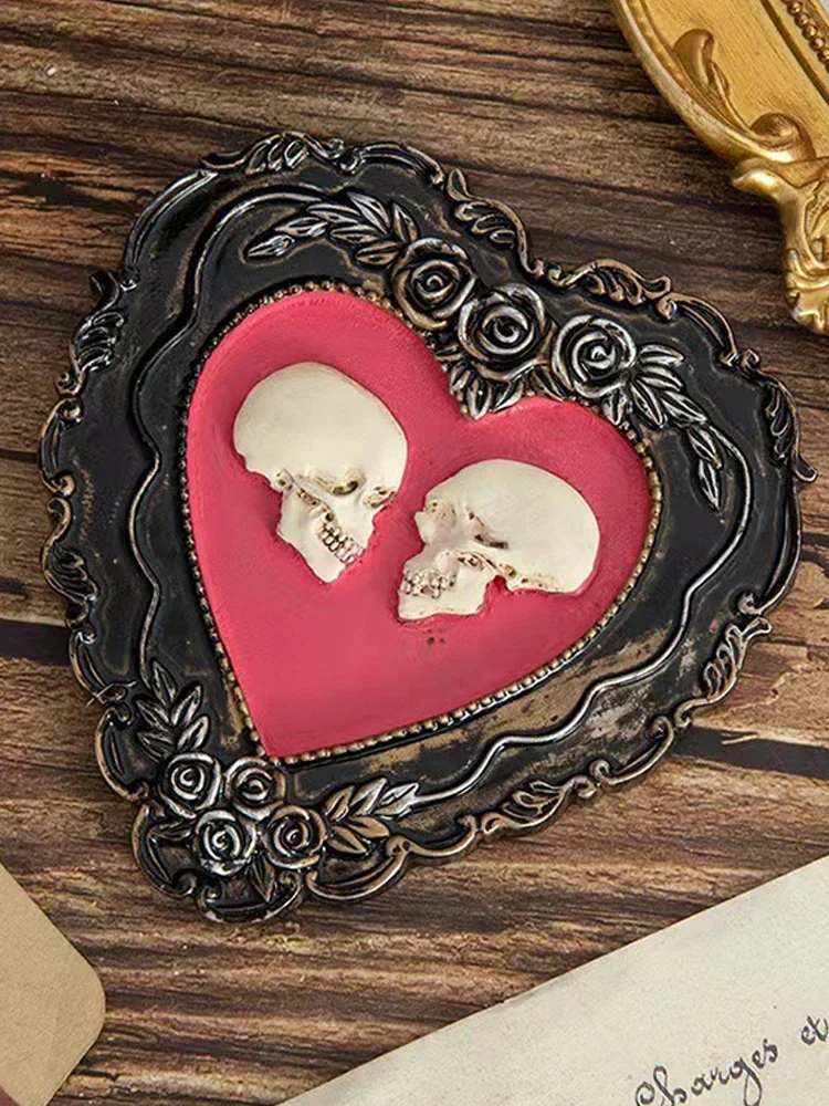 Gerahmte Miniatur-realistische menschliche Totenköpfe, Halloween, romantische Liebesskelett-Dekoration, herzförmige wahre Liebes-Schädel-Ornament
