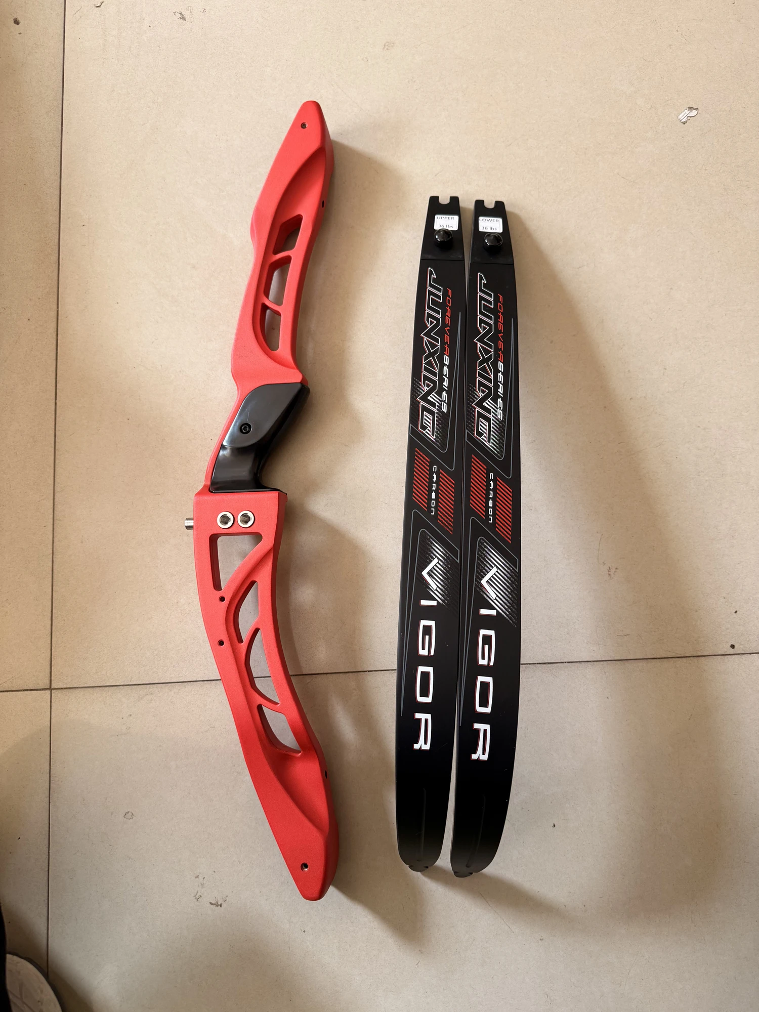 

Лук JUNXING F165, 68 дюймов, рукоятка из алюминиевого сплава, 25 дюймов, 36 фунтов, лопасти из клена, для стрельбы из лука, охоты, стрельбы, праворучный (RH)