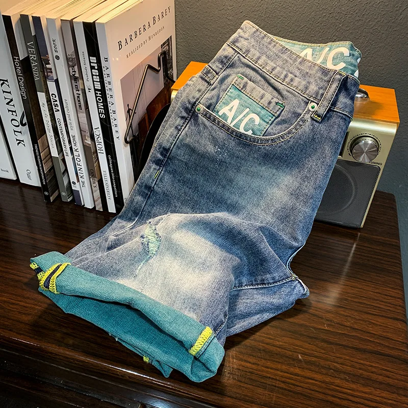 Celana pendek Denim tipis untuk pria, celana pendek Denim tipis modis bercetak elastis, celana potong kerokan desain bersirkulasi, celana tengah pria kasual