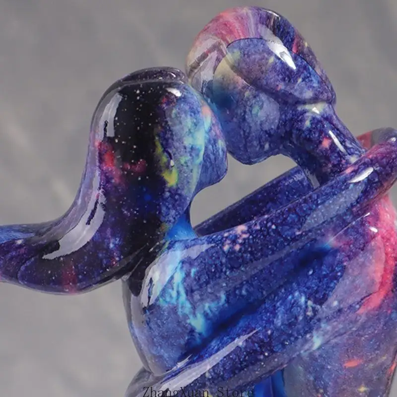 Liebhaber umarmt Statue künstlerische Harz Kuss Paar Skulptur mit Basis Home Desktop Dekoration Geschenk für Hochzeitstag 3XUF – Detail 10