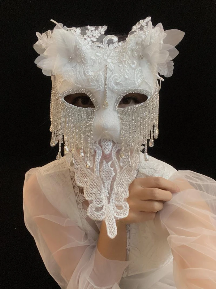 Masque de visage complet en dentelle creuse fait à la main pour hommes et femmes, même matériau plastique, décoration d'Halloween, accessoires de performance de fête de danse