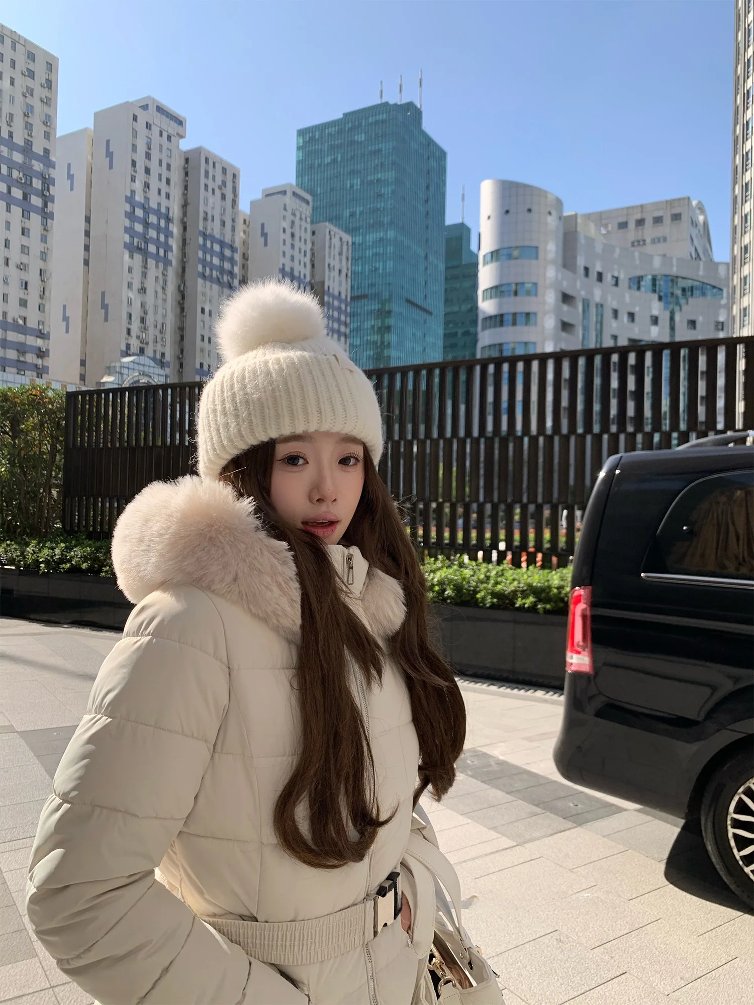 

Женская утепленная хлопковая куртка OKJJ с капюшоном, утяжкой на талии, большим меховым воротником, для повседневной носки, зимняя